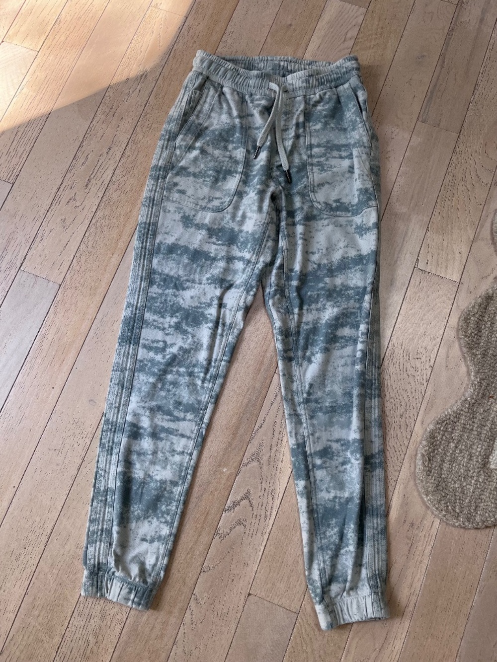Athleta Womens Farallon Jogger Pants XXSmall Fog Grey Camo Print Pockets